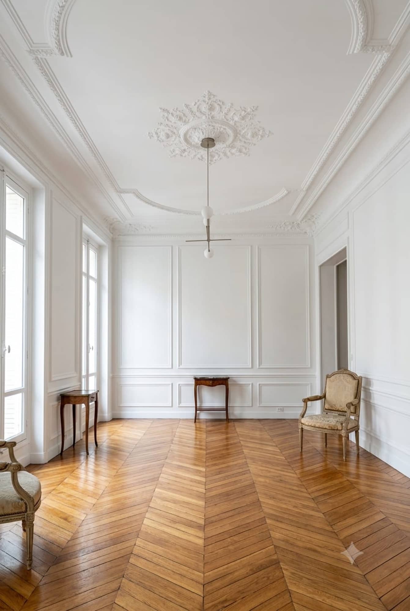 Enfilade haussmannienne, boiseries blanches et parquet en point de Hongrie